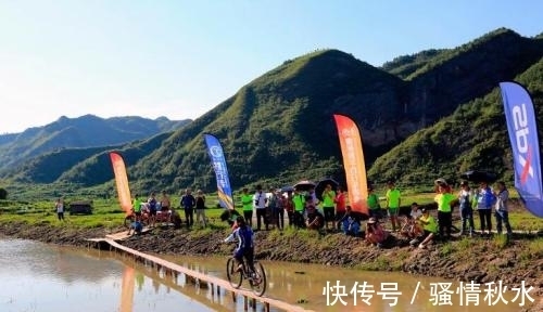 自行车|说真的,这个沙雕自行车比赛,不信有人能拿到5000奖金