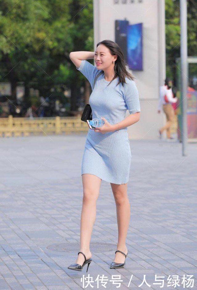 蓝色连衣裙背后镂空设计,美丽优雅,自信大方