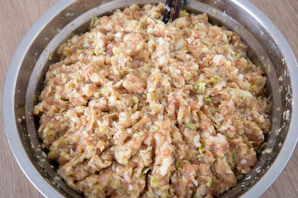 调肉馅,先放油还是先放盐大厨分享正确做法,肉馅鲜美又多汁