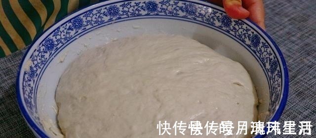 搅拌均匀|五香烧饼懒人做法，不揉面不用烤，又酥又软又筋道，咬一口太香了！