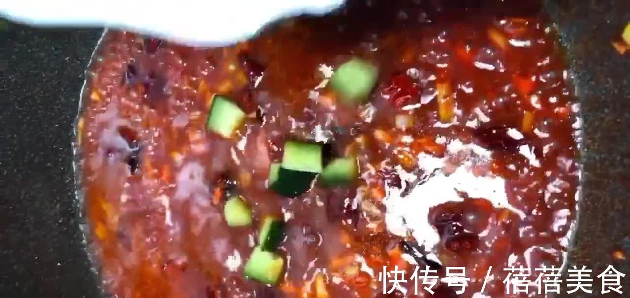 家常版鱼香鸡丁的做法,香辣酸甜鲜嫩爽脆,深受食客追捧的下酒菜