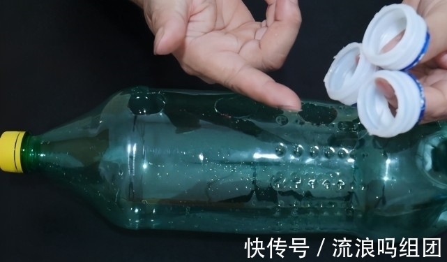 大号塑料瓶不要扔，中间切4个圆圈，放在卫生间，全家人都抢着用