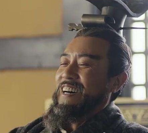 父亲|曹操说他不是寻常人，曹丕不信问：皇上和父亲只能救一人，你救谁