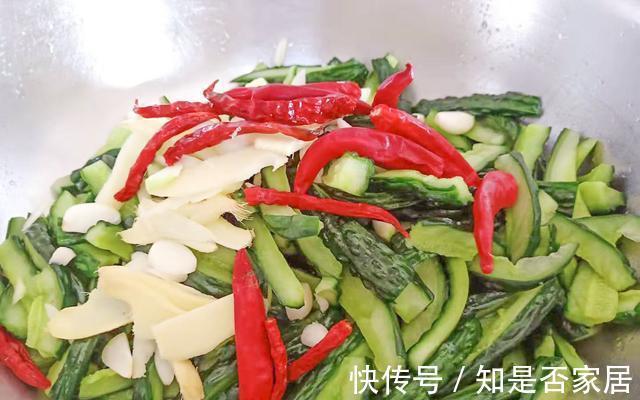 做法|腌制黄瓜条时,别只会加盐了,40年大厨教你秘制做法,香脆好吃