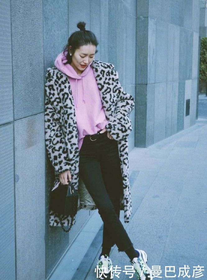 卫衣内搭的3种穿法!这么穿时髦又高级,稳赢!