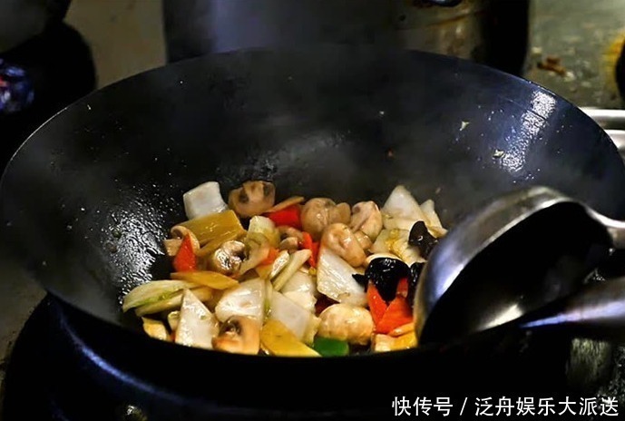 炒锅|铁锅用久了,发黑还粘锅教你养锅技巧,十年也油光发亮,不粘锅