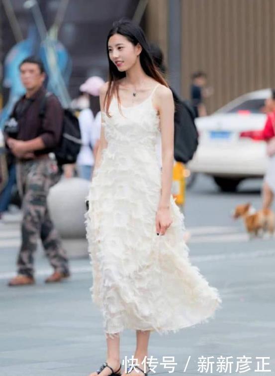 街拍街拍皎若秋月的美女,身穿吊带连衣裙,青春靓丽