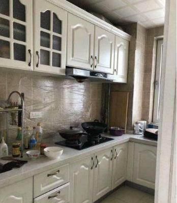 厨房|晒晒我家住了3年的房子,还跟新的一样,厨房墙上最好贴层保鲜膜