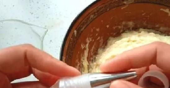 油条|做油条2个鸡蛋,一碗面,开水一烫,不用发面,超级快