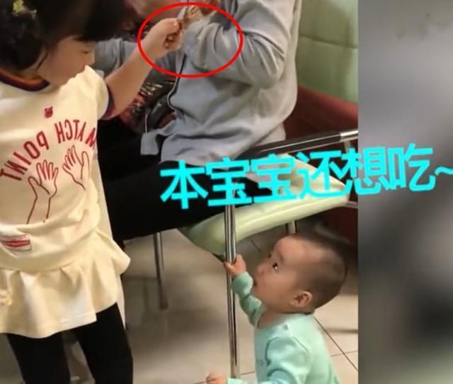孩子|弟弟趁着姐姐看电视,站在姐姐旁偷吃鸡腿,姐姐一低头被萌到了