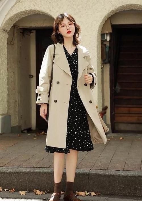 真正会穿的女人，春天穿风衣都这样搭裙子，你想要的时髦高级都有