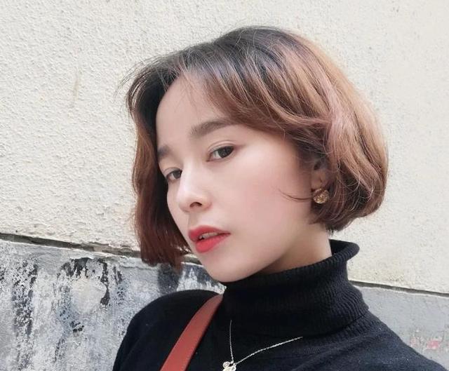 烫发|四五十岁的女人,留短不留长,试下面的造型显气质又好看