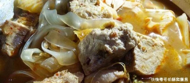 冻豆腐炖宽土豆粉,来一碗新焖的长粒香米饭,吃起来太香了