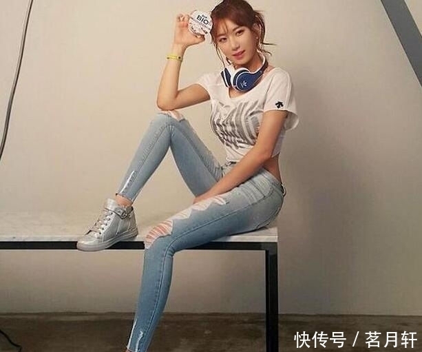 时尚|紧身牛仔裤小姐姐,勾勒出完美曲线,尽显苗条的身姿!