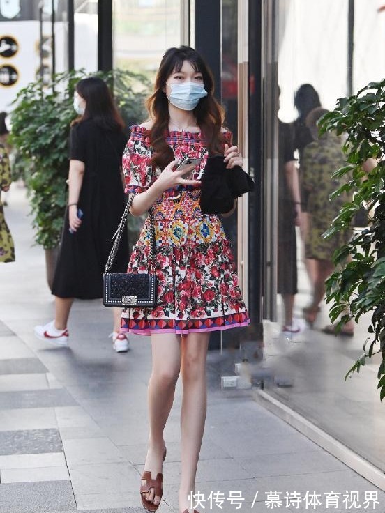 高跟鞋 纯色连衣裙过时了,今年流行的是印花裙,穿上也太美了吧