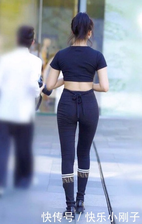 辣妈身穿一套露脐装，大气优雅，成为时尚界的翘楚