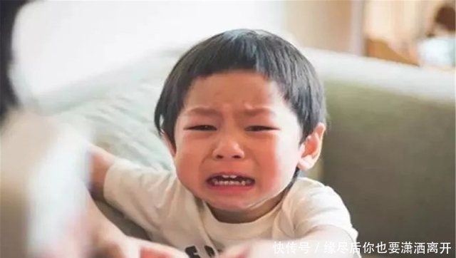 弟弟|熊孩子趁爸妈外出,把弟弟放进锅中加水“炖”了,爸妈发现很崩溃