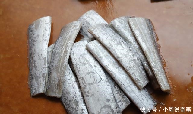 煎带鱼时，万不可直接下锅！多做这1步，鱼皮不破还省油，没腥味