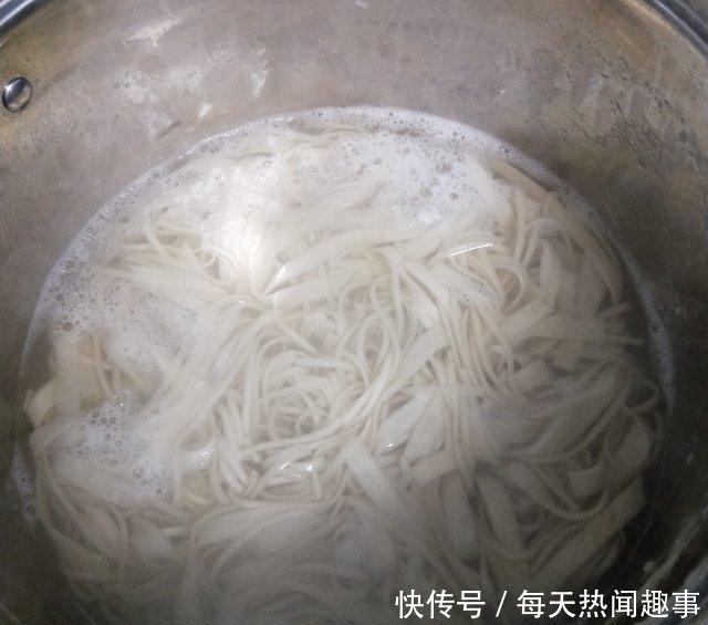 韭菜鸡蛋面条，劲道爽滑，两碗不够吃