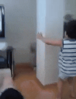 |搞笑GIF：在街头碰到一个妹子，本想上去搭讪，一回头吓我一哆嗦