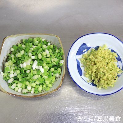 黄豆酱|#不容错过的鲜美滋味# 喷香有营养的猪肉干笋全麦包子