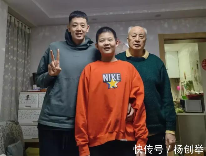 弟弟|沈梓捷弟弟被曝光!14岁身高近2米,臂展比大鸟还喜人,未来可期