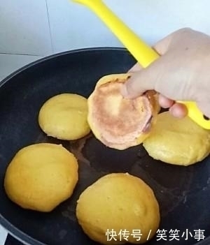 平底锅|玉米面新吃法，一碗熟油，筷子一搅，这样做出锅就被抢光