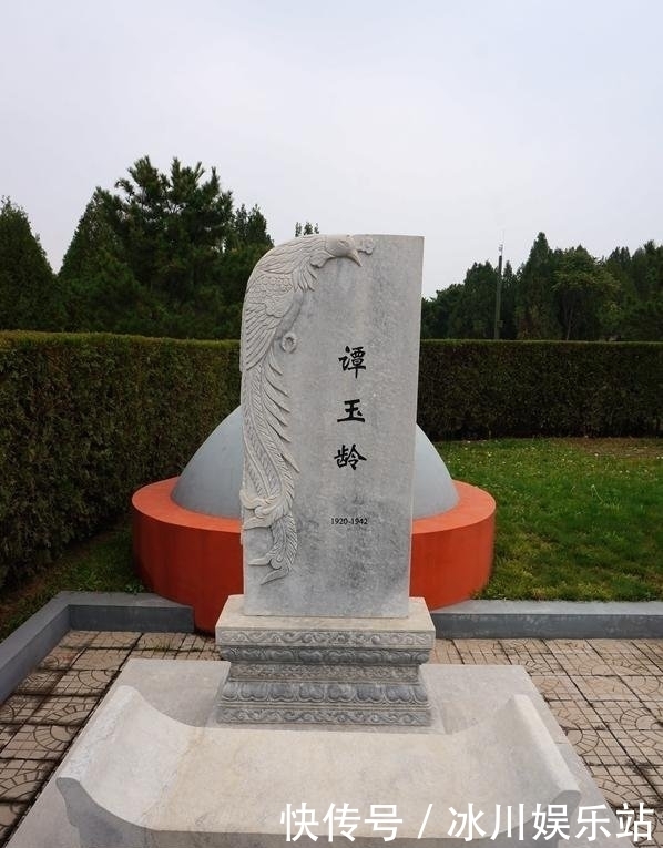 免费参观|末代皇帝溥仪之墓:碑首有龙,左侧婉容衣冠冢,如今可免费参观!