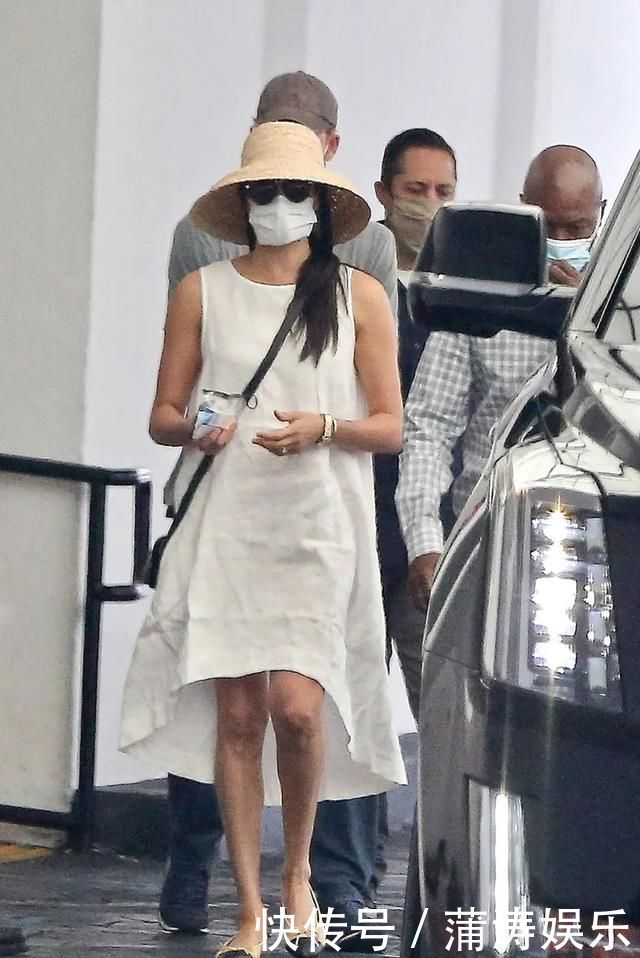 梅根烫头演讲气场全开，化浓妆戴金手镯金戒指，皇家仪态不见踪影