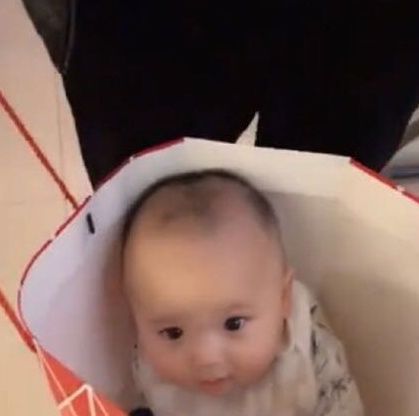 宝爸|宝爸带宝宝一起去买菜,回来宝宝不见了,看到宝爸手中的袋子笑崩