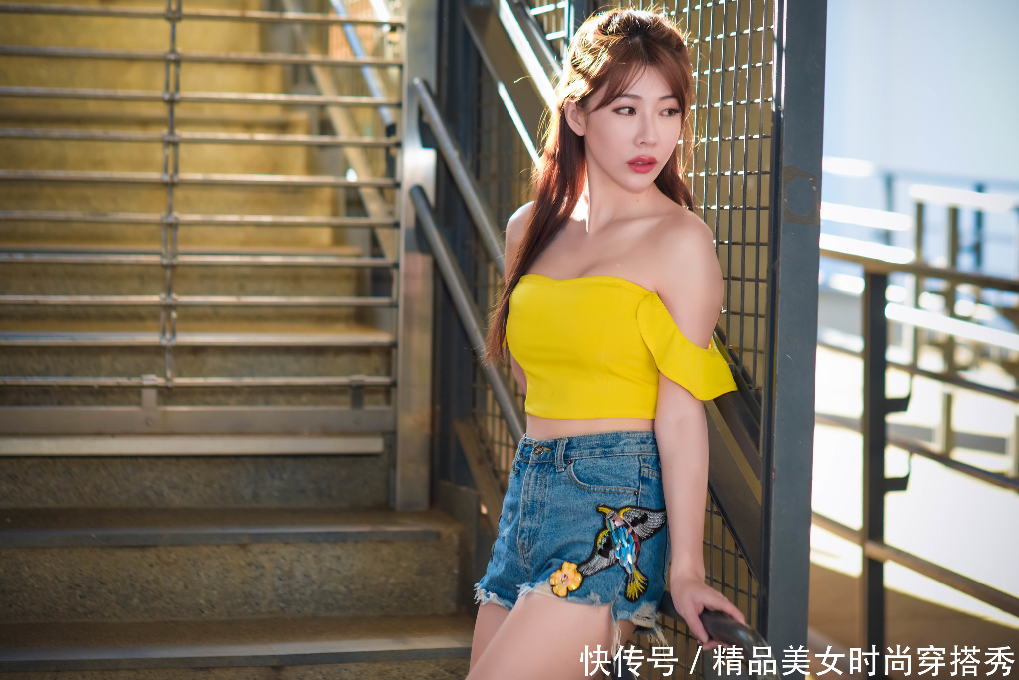 上衣|黄色一字肩上衣搭配牛仔短裤,清凉的同时带来清新靓丽的视觉感受