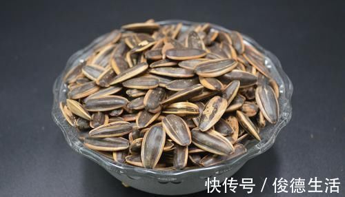 瓜子|剥瓜子有诀窍,不用手剥不用嘴嗑,一分钟就能剥一大碗,涨知识了