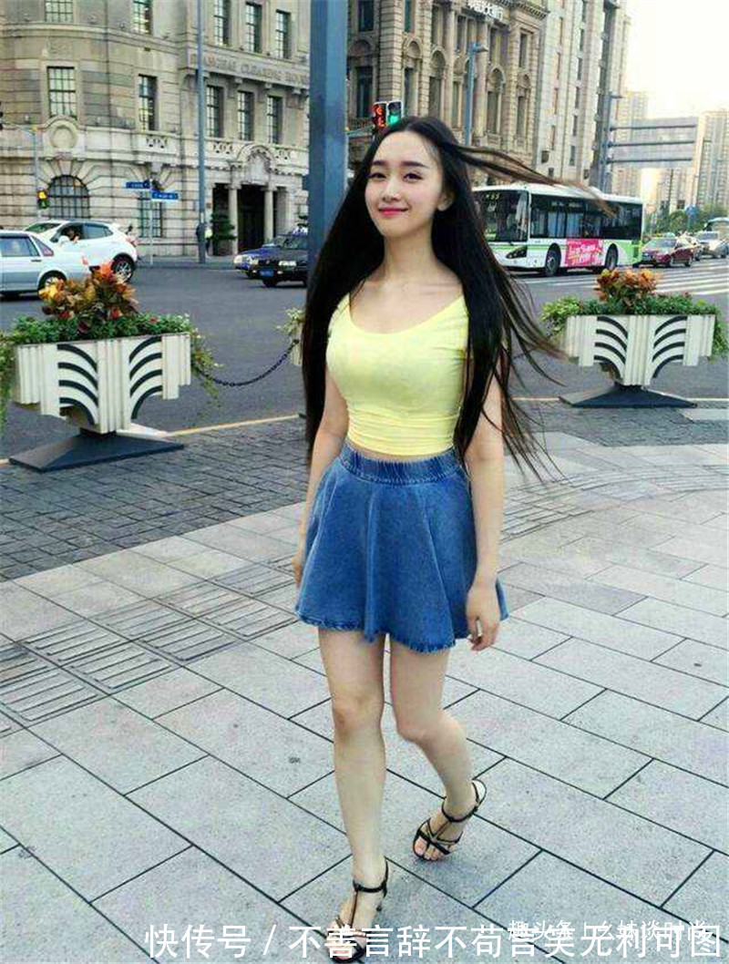 高跟鞋|路人街拍,银色吊带衫搭配蓝色长裙,小姐姐时尚又个性