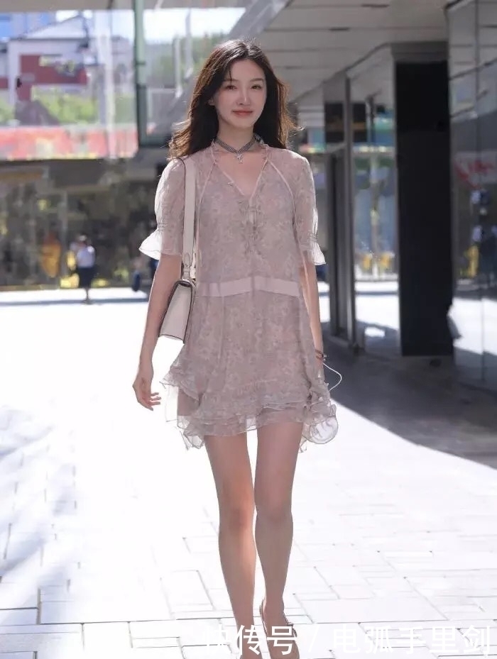 珠翠香|芙蓉不及美人妆，水殿风来珠翠香，连衣短裙演绎的仙气飘飘穿搭