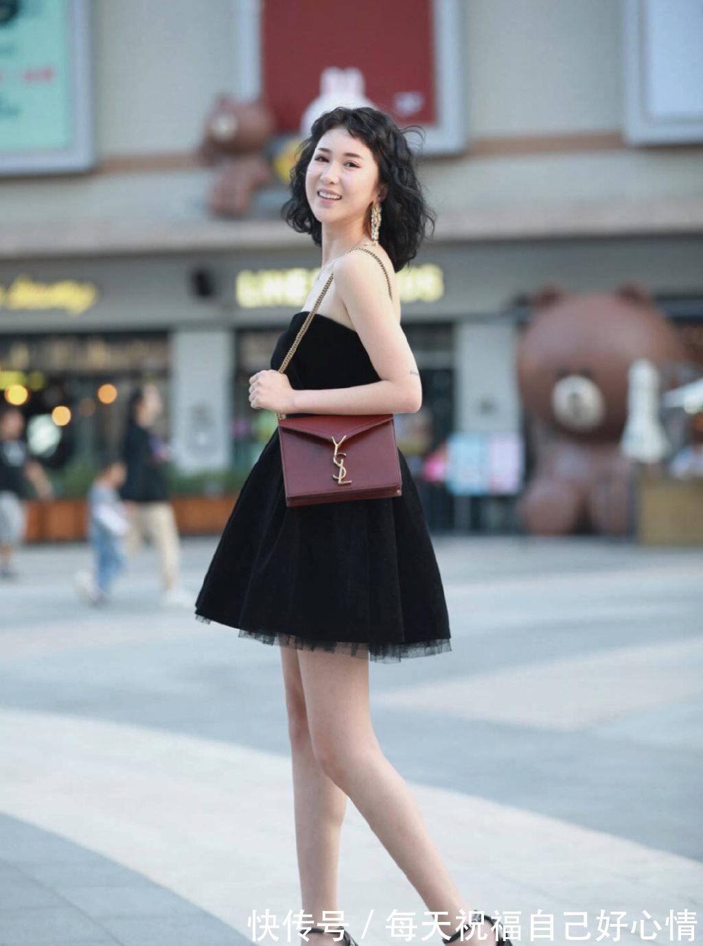 拉链|黑色公主裙,搭配阿姨的颜值,黑天鹅