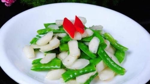  每天精选不同菜肴给大家，摆放好辣子鸡丁，生活需要的是一日三餐吃好