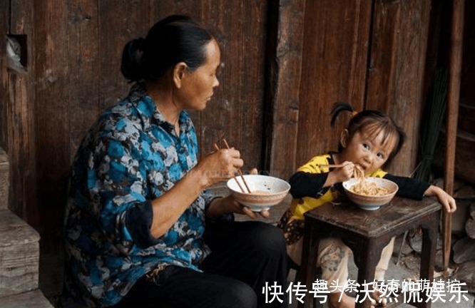 老一辈|“妈,你回老家吧”,儿子只喝奶奶泡的奶,爸爸偷尝一口生气赶人