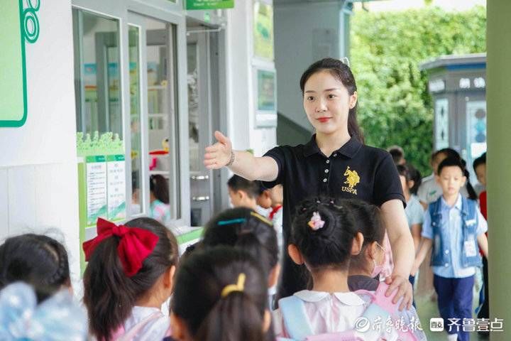 入学|开学啦！山东省实验小学一年级“小萌新”雨中入学