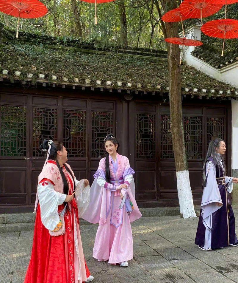 诸葛亮|春游家族COS三国人物!杨洋化身潇洒诸葛亮!关晓彤古装相获好评