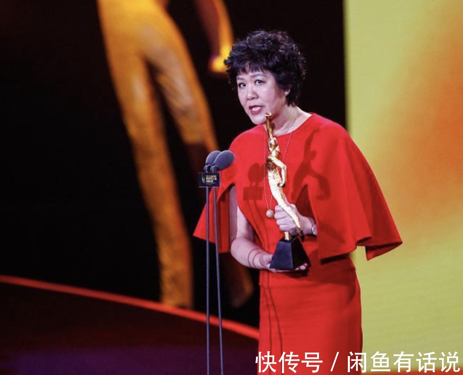 时髦|郎平认真打扮好惊艳！穿红色礼服裙优雅大气，配“大妈卷”也时髦