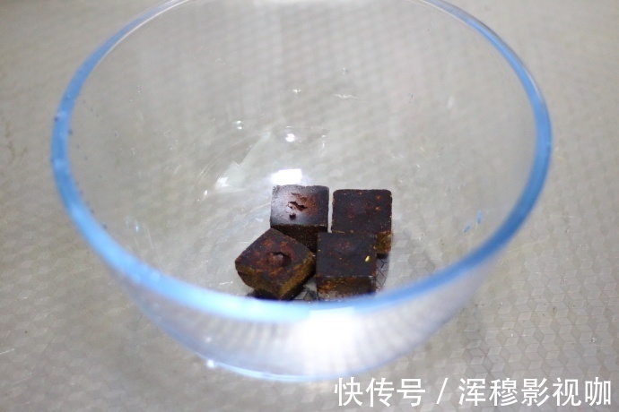 面粉只会做包子馒头不如做成发糕,一拌一蒸,又松软又香甜