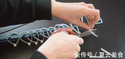 袜子|衣架上绑几根扎带, 放阳台上太实用了, 解决了困扰大家的一个难题
