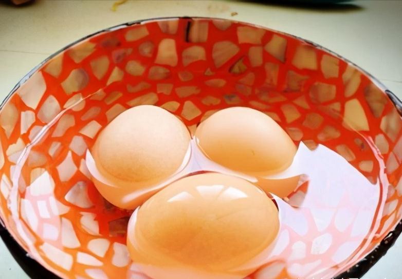 水煮鸡蛋,切记不要冷水下锅!教你这3招,蛋壳一碰就掉