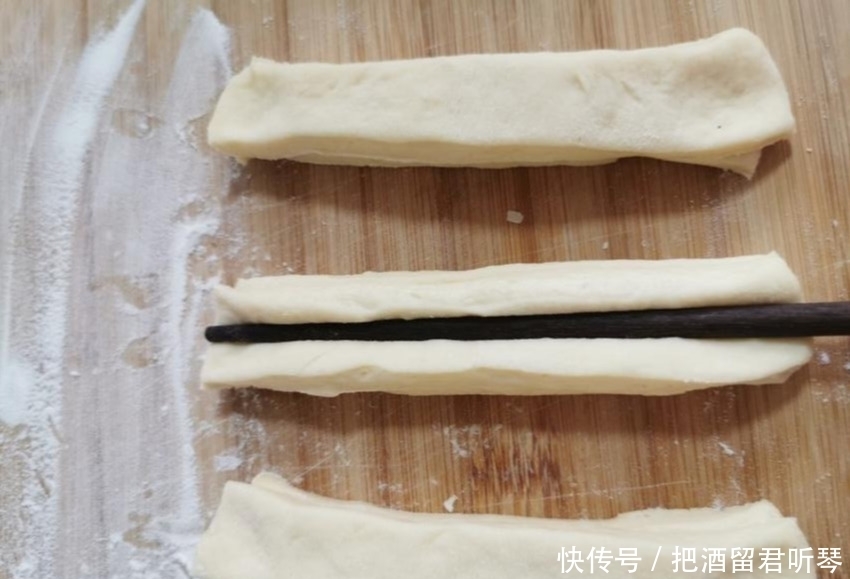 制作|早餐店油条的商用配方,外酥里嫩,手把手教你制作,用料精确到克