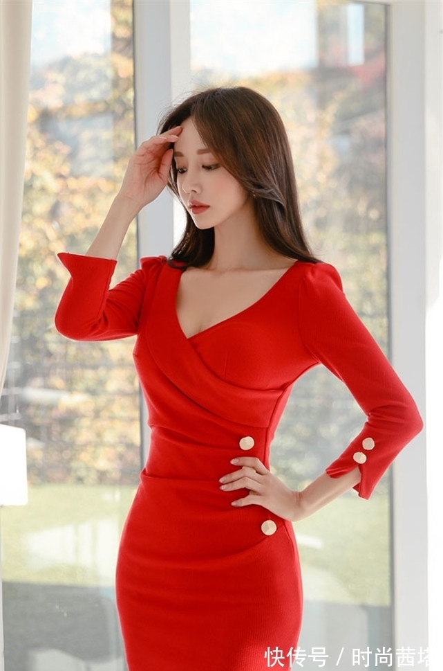 小姐姐 穿衣搭配之全场靓丽焦点,热情与喜庆的代名词,高雅红色连衣裙