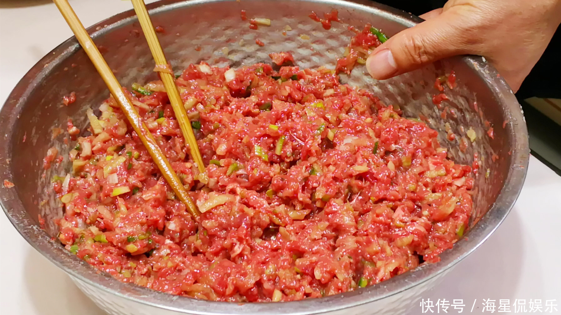 秘诀|调肉饺子馅,到底先加盐还是油大厨教你小秘诀,肉馅不柴更入味