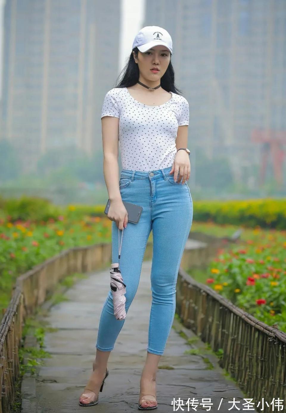 dvd|美女街拍:非常自信的气质美女,看起来“油而不腻”,晚上下班一起吃个饭吧