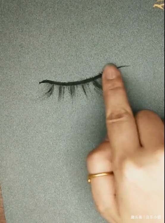 涂鸦&美术生用手指画画,本以为胡乱涂鸦,当画上泪水后,内心受到暴击