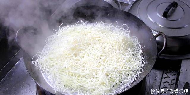 蒸土豆丝的做法,学习这个方法,使土豆根软硬兼施