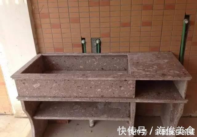 卫生间|别蹲在卫生间洗衣服了,多累呀,在阳台做个池子很好用!